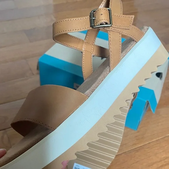 TOMS Women's Tan Platform Sandals - Picture 5 of 7